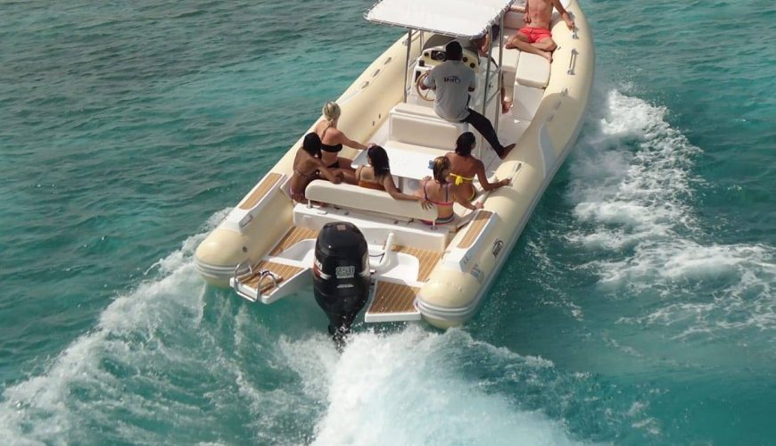 Private Speed Boat Hurghada docked before tour departure